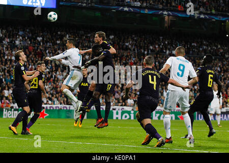 Madrid, Spagna. 17 ottobre, 2017. Cristiano Ronaldo dos Santos (7) del Real Madrid in player. Moussa Sissoko (17) Tottenham Hotspur F.C. il lettore.Harry Winks (29) Tottenham Hotspur F.C. del lettore del. UCL Champions League tra il Real Madrid vs Tottenham Hotspur F.C. nel Santiago Bernabeu a Madrid, Spagna, 17 ottobre 2017 . Credito: Gtres Información más Comuniación on line, S.L./Alamy Live News Foto Stock