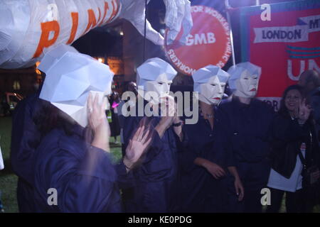 Londra, Regno Unito. Il 17 ottobre 2017. 'Maybots' alla tuc nel rally di Westminster per protestare contro il 1% sul cappuccio payrises ai dipendenti del governo. roland ravenhill/alamy live news Foto Stock