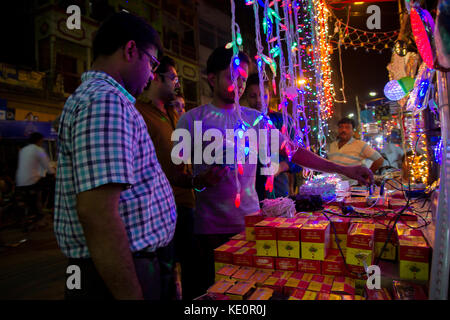 Kolkata, India. Xvii oct, 2017. In occasione del Diwali popolo di kolkata sono acquisto di illuminazione decorativa per guarnire la loro casa e aggiungere al fascino del Diwali. credito-sagnik datta credito: sagnik datta/alamy live news Foto Stock