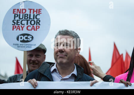 Londra, Regno Unito. 17 ottobre 2017. Mark Serwotka, Segretario generale dell'Unione dei servizi pubblici e commerciali (PCS), marcia con i membri sindacali per una manifestazione del TUC per una paga equa per i funzionari pubblici in Piazza del Parlamento. Molti membri sindacali avevano precedentemente incontrato i loro parlamentari per fare pressioni per lo stesso scopo. Crediti: Mark Kerrison/Alamy Live News Foto Stock