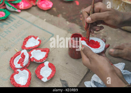 Kolkata, West Bengal, India. Xvii oct, 2017. caption : kolkata, West Bengal, india : l avvento del Diwali, uno dei più grandi festival di luce nella cultura indù, persone lavoratore rende diya, una lampada di terracotta per celebrare il prossimo festival. è il momento di vasai per guadagnare il massimo. entrambi colorati e normali lampade in terracotta sono .prodotte in grande scala. Credito: debsuddha banerjee/zuma filo/alamy live news Foto Stock