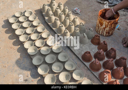 Kolkata, West Bengal, India. Xvii oct, 2017. caption : kolkata, West Bengal, india : l avvento del Diwali, uno dei più grandi festival di luce nella cultura indù, persone lavoratore rende diya, una lampada di terracotta per celebrare il prossimo festival. è il momento di vasai per guadagnare il massimo. entrambi colorati e normali lampade in terracotta sono .prodotte in grande scala. Credito: debsuddha banerjee/zuma filo/alamy live news Foto Stock