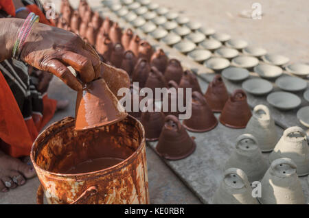 Kolkata, West Bengal, India. Xvii oct, 2017. caption : kolkata, West Bengal, india : l avvento del Diwali, uno dei più grandi festival di luce nella cultura indù, persone lavoratore rende diya, una lampada di terracotta per celebrare il prossimo festival. è il momento di vasai per guadagnare il massimo. entrambi colorati e normali lampade in terracotta sono .prodotte in grande scala. Credito: debsuddha banerjee/zuma filo/alamy live news Foto Stock