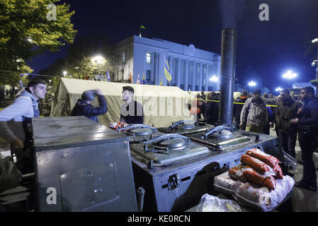 Kiev, Ucraina. 17 ottobre 2017. I manifestanti sono visti vicino alle tende durante una manifestazione per chiedere una riforma elettorale, di fronte al parlamento ucraino a Kiev, Ucraina, 17 ottobre 2017. Crediti: Serg Glovny/ZUMA Wire/Alamy Live News Foto Stock