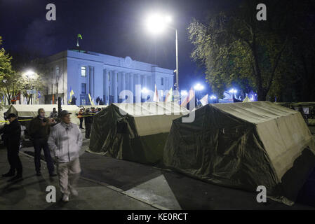 Kiev, Ucraina. Xvii oct, 2017. i manifestanti sono visti vicino alla tenda durante un rally di chiedere una riforma elettorale, nella parte anteriore del parlamento ucraino a Kiev in Ucraina il 17 ottobre 2017. Credito: serg glovny/zuma filo/alamy live news Foto Stock