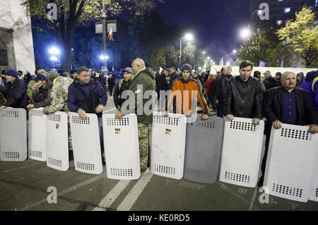 Kiev, Ucraina. Xvii oct, 2017. Gli attivisti tenendo gli scudi durante un rally di chiedere una riforma elettorale, nella parte anteriore del parlamento ucraino a Kiev in Ucraina il 17 ottobre 2017. Credito: serg glovny/zuma filo/alamy live news Foto Stock