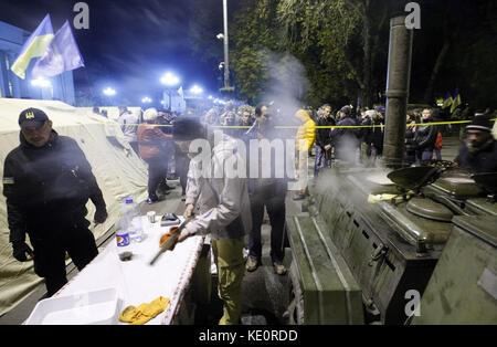 Kiev, Ucraina. 17 ottobre 2017. I manifestanti sono visti vicino alle tende durante una manifestazione per chiedere una riforma elettorale, di fronte al parlamento ucraino a Kiev, Ucraina, 17 ottobre 2017. Crediti: Serg Glovny/ZUMA Wire/Alamy Live News Foto Stock