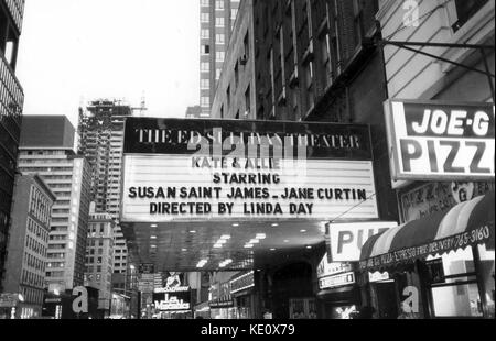 Theatre Marquee per lo spettacolo televisivo KATE & ALLIE con Sn Saint James & Jane Curtin ed Sullivan Theatre, NYC (ora sede del Late Show con David Letterman) © Joseph Marzullo / MediaPunch. Autunno 1989 Foto Stock