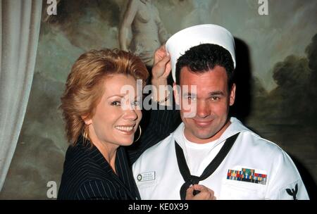 Kathie Lee Gifford Con Il Sailor Us Peter Meehan Il Pranzo 2002 'Uso' Red, White & Blue Awards. Kathie Lee è stato onorato come umanitario dell'anno. Pierre Hotel, NYC 23 maggio 2002 © Joseph Marzullo / MediaPunch. Foto Stock