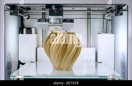 Stampante 3D, la stampa di un vaso frattale con PLA - Vaso da BenitoSanduchi sotto licenza CCA-ShareAlike licenza. Fonte: www.thingiverse.com/thing:37117 Foto Stock