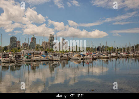 Lo skyline di Vancouver come visto da Stanley Park, British Columbia, Canada Foto Stock