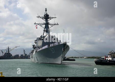 Il guidato-missile destroyer USS Halsey (DDG 97) si diparte Base comune Harbor-Hickam perla Foto Stock