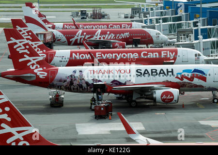 AirAsia aeromobili allineati presso i rispettivi stand dell'aeroporto di Kuala Lumpur, Malesia Foto Stock