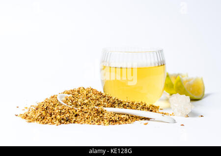 Osmanthus tè in una tazza con fiori secchi e limone Foto Stock