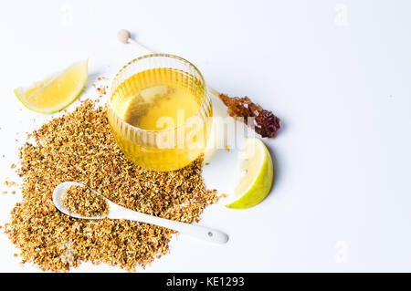 Osmanthus tè in una tazza con fiori secchi e limone Foto Stock