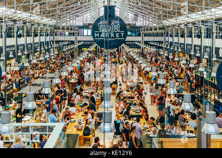 LISBONA, PORTOGALLO - 12 AGOSTO 2017: Time out Market è una sala alimentare situata a Mercado da Ribeira a Cais do Sodre a Lisbona ed è una grande a turistica Foto Stock