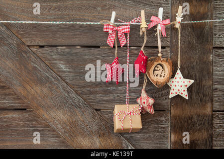 Rustico in legno cuori decorativi appesi vintage sfondo di legno con lo  spazio Foto stock - Alamy