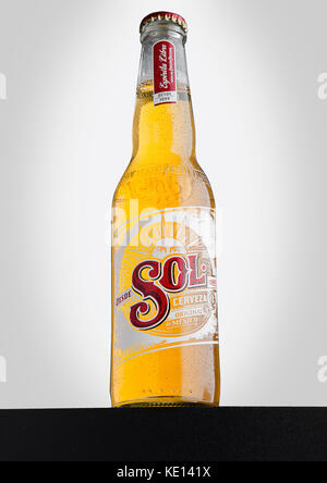 LONDRA, Regno Unito - 15 DICEMBRE 2016: Bottiglia di Sol Mexican Beer su sfondo bianco. Dalla fabbrica di birra Cuauhtemoc Moctezuma, a Monterey, Messico, era abete Foto Stock