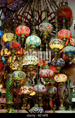 Lanterne di vetro in grand bazaar di Istanbul. Foto Stock