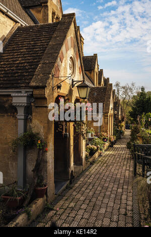 Dent Almshouses, Abbey Terrace, a Row of Cottages nella città sassone di Winchcombe, Gloucestershire, Inghilterra, Regno Unito Foto Stock