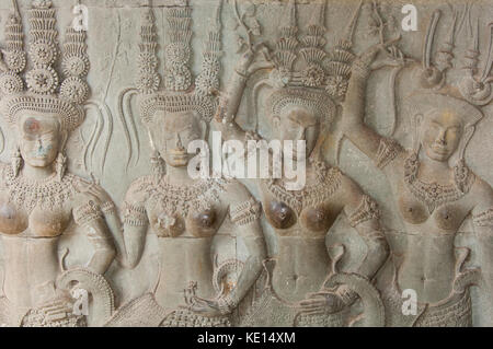 Le sculture della tradizionale Apsara ballerini sono trovati in tutta Angkor Wat in Siem Reap, Cambogia Foto Stock