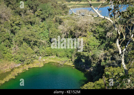 Paesaggio vicino al sito archeologico di chinkultic con una delle Lagune di Montebello national park, Chiapas, Messico Foto Stock