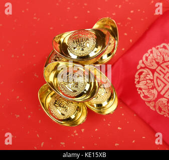 Cinese lingotto oro significa simboli di ricchezza e prosperità.La calligrafia cinese traduzione:buono benedire per denaro Foto Stock