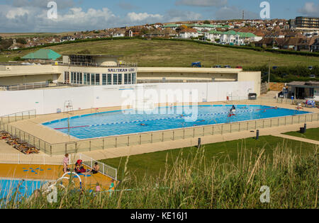 Restaurato recentemente art deco Lido (piscina esterna) a saltdean vicino a Brighton, East Sussex, Inghilterra. con le persone. Foto Stock