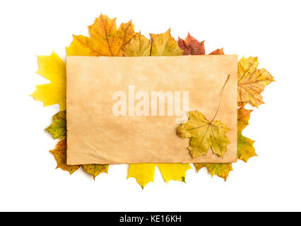 Vecchia carta grunge pagina su foglie di autunno isolato su bianco Foto Stock