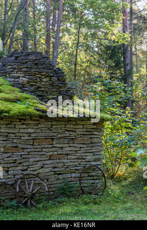 Antico in pietra registro angolo del granaio di sfondo e texture in autunno. Foto Stock