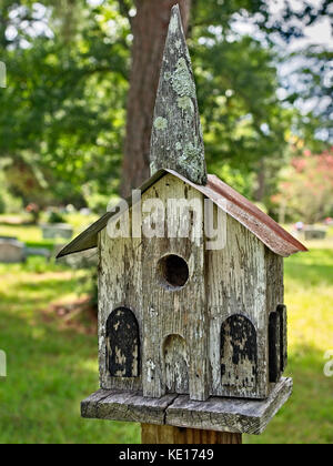 Conroe, Texas, USA - 17 agosto 2017 - Old Bird House in un cimitero degli anni '1800 Foto Stock