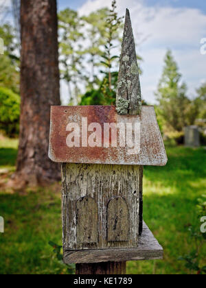 Conroe, Texas, USA - 17 agosto 2017 - Old Bird House in un cimitero degli anni '1800 Foto Stock