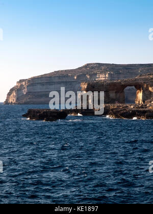 Un paesaggio marino da dwejra a Gozo che mostra la Azure Window Foto Stock