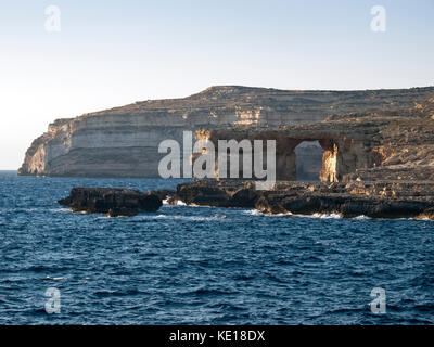 Un paesaggio marino da dwejra a Gozo che mostra la finestra azzurra e la costa Foto Stock