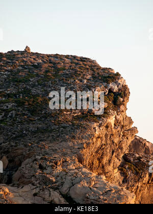 Un intrigante mucchio di pietre in cima alla roccia del fungo a dwejra in Gozo Foto Stock