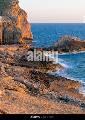 Un paesaggio marino da dwejra a Gozo che mostra le coste frastagliate e parte della roccia del fungo Foto Stock