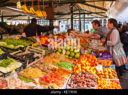 Frutta e verdura gente che acquista frutta e verdura fresca dalle bancarelle del mercato vendendo prodotti freschi Rialto mercato Venezia Italia UE Europa Foto Stock