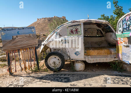 Annuncio divertente per il più piccolo hotel del mondo, vecchia auto d'epoca convertita in un letto con Castello di Shoubak, Giordania, Medio Oriente Foto Stock