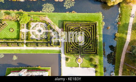 Giardino e Yew labirinto presso il castello di Hever, Kent, Enlgand Foto Stock