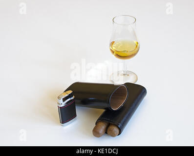 Bicchiere di whiskey e due sigari, Pelle, nero, accendisigari, su sfondo bianco Foto Stock