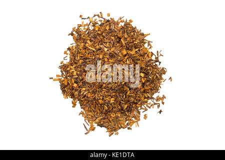 Vista ravvicinata di rooibos tea pila di pile isolati su sfondo bianco Foto Stock