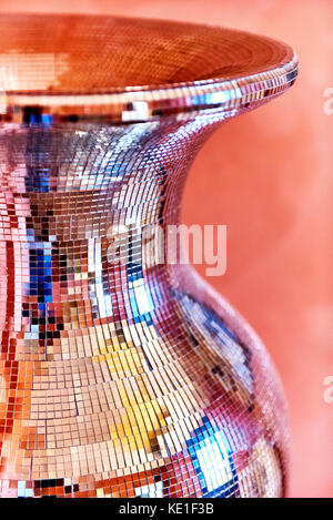 Parte di un specchio lucido vaso Foto Stock