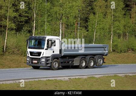 Salo, Finlandia - 13 maggio 2016: bianco Man tgs 35.480 ribaltabile carrello si muove lungo la superstrada nel sud della Finlandia. il tgs è configurato per servizio pesante per traspor Foto Stock