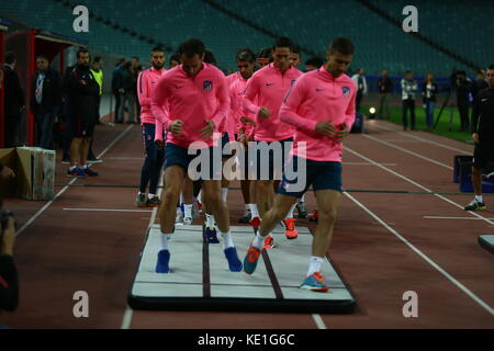 Baku in Azerbaijan. Xvii oct, 2017. atletico di giocatori in azione durante una sessione di formazione a Baku Olympic Stadium di Baku, Azerbaijan, 17 ottobre 2017. atletico madrid dovrà affrontare fk qarabag nella UEFA Champions League gruppo c partita di calcio il 18 ottobre 2017. Credito: aziz karimov pacifci/press/alamy live news Foto Stock