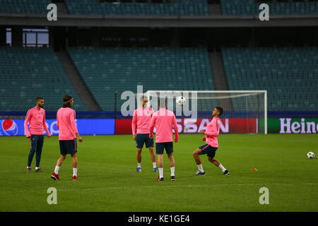 Baku in Azerbaijan. Xvii oct, 2017. atletico di giocatori in azione durante una sessione di formazione a Baku Olympic Stadium di Baku, Azerbaijan, 17 ottobre 2017. atletico madrid dovrà affrontare fk qarabag nella UEFA Champions League gruppo c partita di calcio il 18 ottobre 2017. Credito: aziz karimov pacifci/press/alamy live news Foto Stock