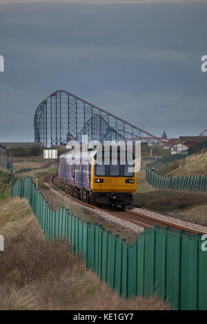 Una rampa settentrionale classe 142 pacer treno passa Squires Gate (Blackpool) con il 1721 Blackpool sud - Colne Foto Stock