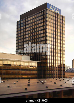 Syracuse, New York, Stati Uniti d'America. Ottobre 15, 2017. Vista di una delle torri di AXA , formalmente la Mony torri, nel centro di Siracusa, New York Foto Stock