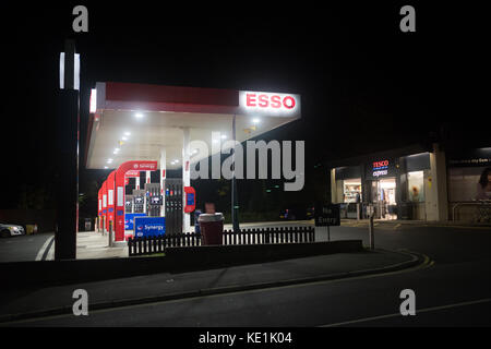 STAZIONE ESSO e Tesco Express di notte su Fulwood Road, Sheffield, Regno Unito Foto Stock