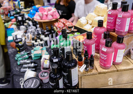 Lussureggiante prodotti in vendita compresi Snow Fairy doccia gell, bathbombs, saponi e idratanti. Foto Stock