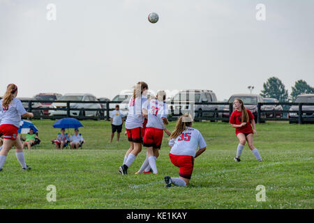 American high school ragazze adolescenti che giocano a calcio in un torneo di gioco Foto Stock